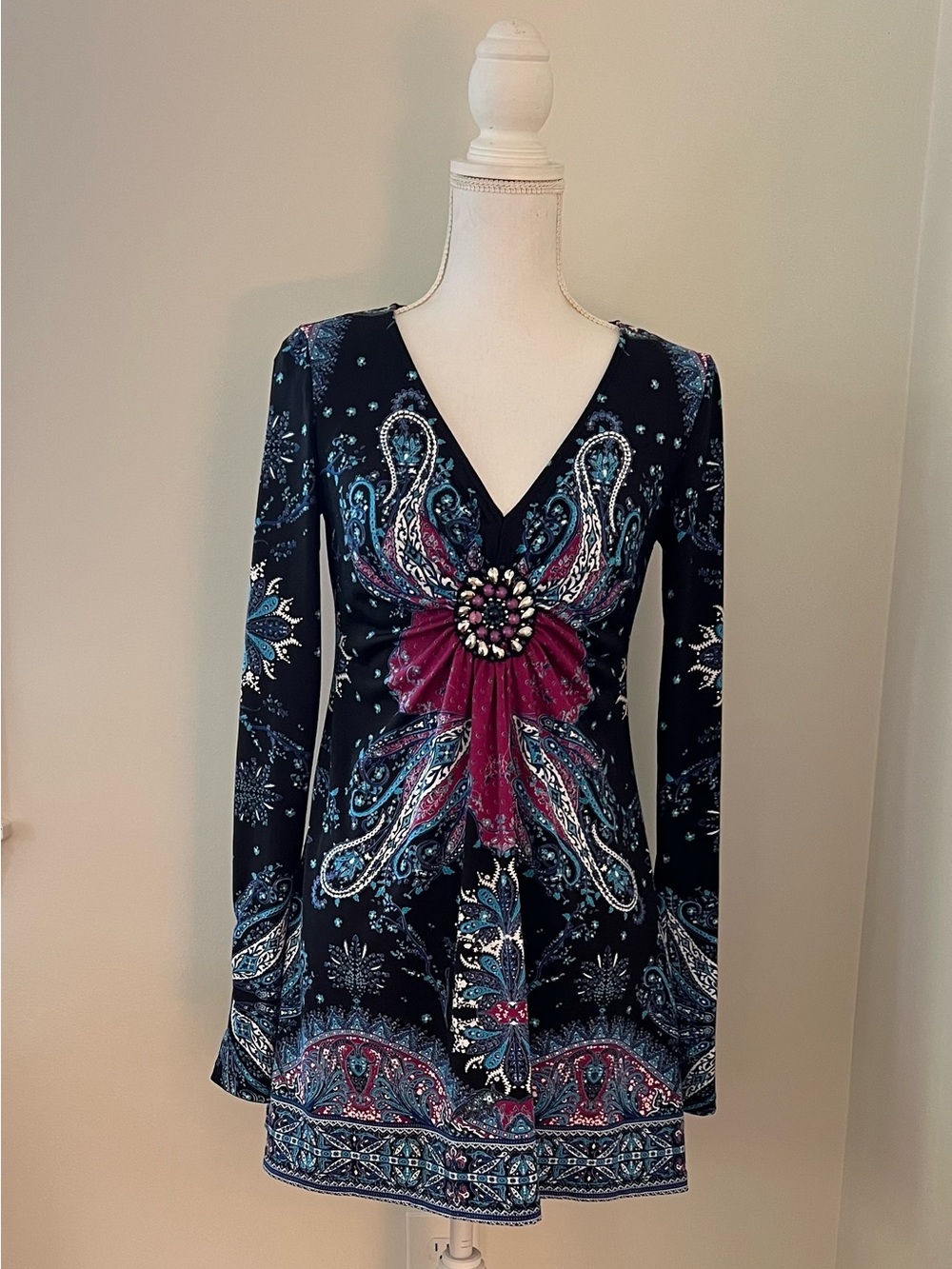 V-Neck Long Sleeve Paisley Tunic with Jewel Accent - Black & Magenta